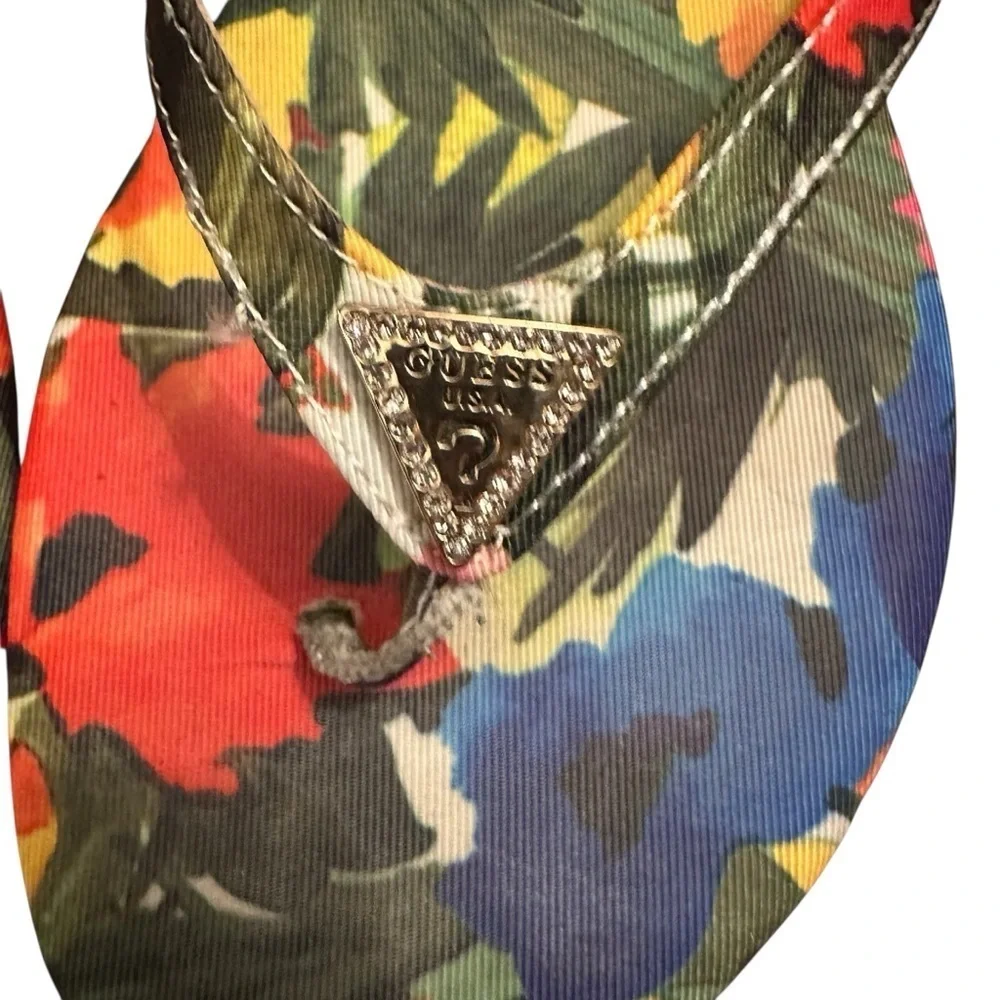 Guess tropical floral flip flop sandals 7.5